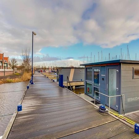 Modern Houseboat In Marina Of Volendam Hotel Exterior foto