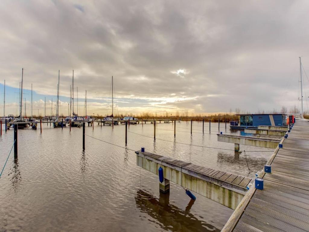 Modern Houseboat In Marina Of Volendam Hotel Exterior foto