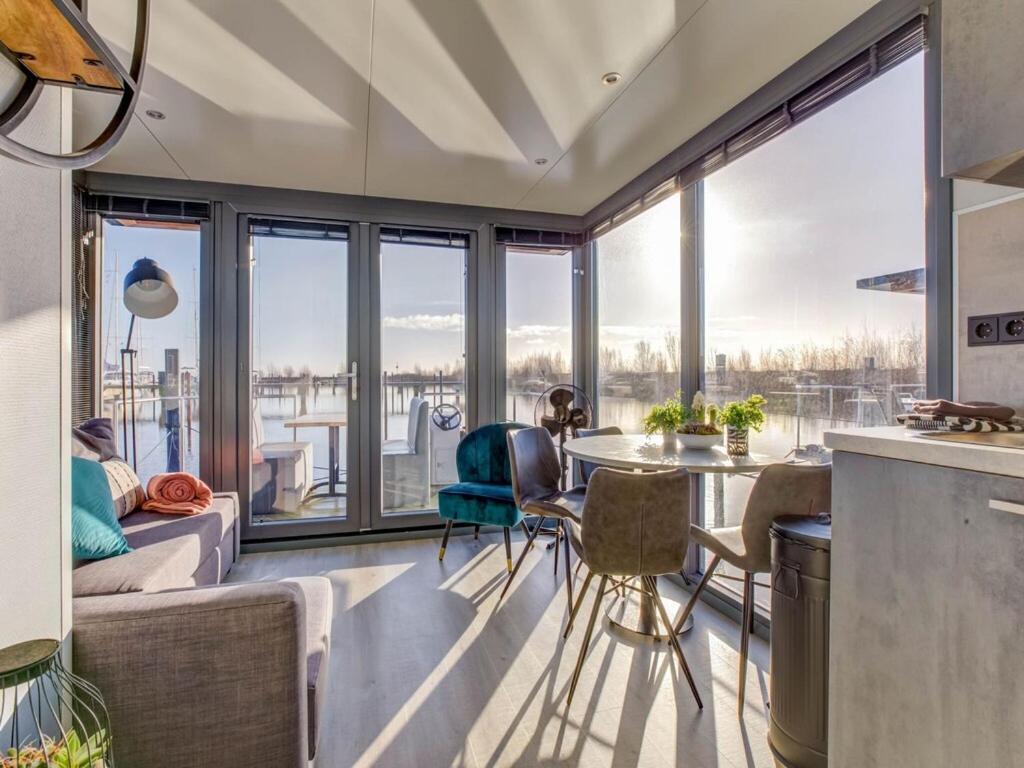 Modern Houseboat In Marina Of Volendam Hotel Exterior foto