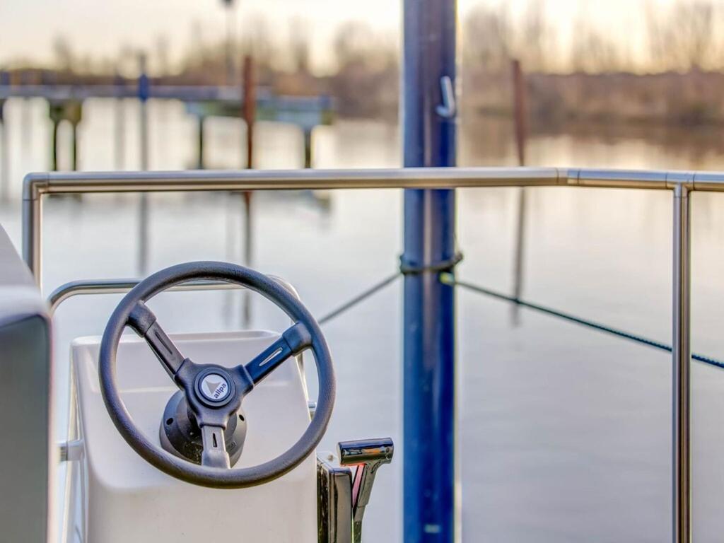 Modern Houseboat In Marina Of Volendam Hotel Exterior foto