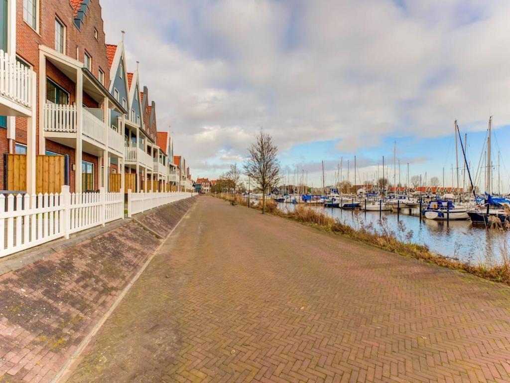 Modern Houseboat In Marina Of Volendam Hotel Exterior foto