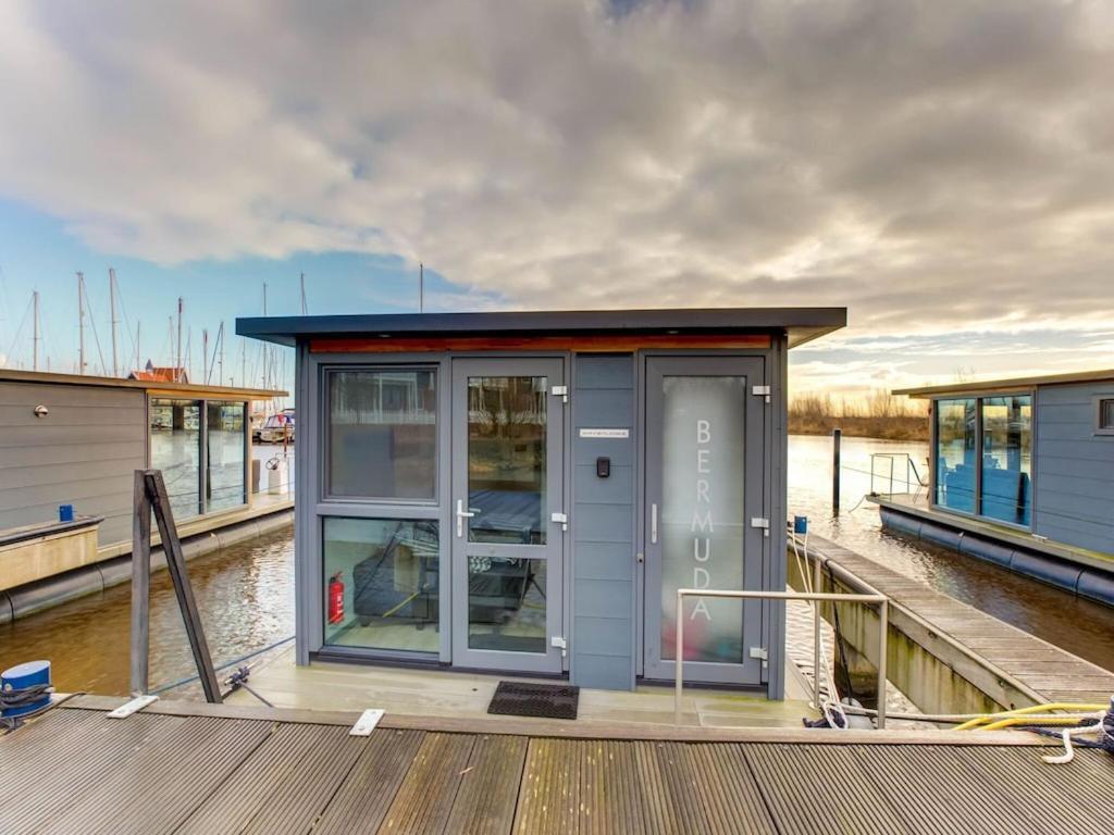 Modern Houseboat In Marina Of Volendam Hotel Exterior foto