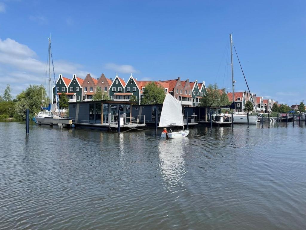 Modern Houseboat In Marina Of Volendam Hotel Exterior foto