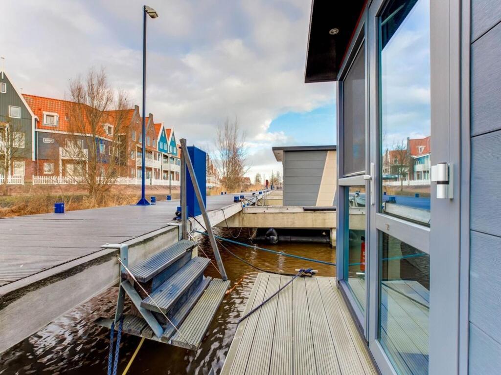 Modern Houseboat In Marina Of Volendam Hotel Exterior foto