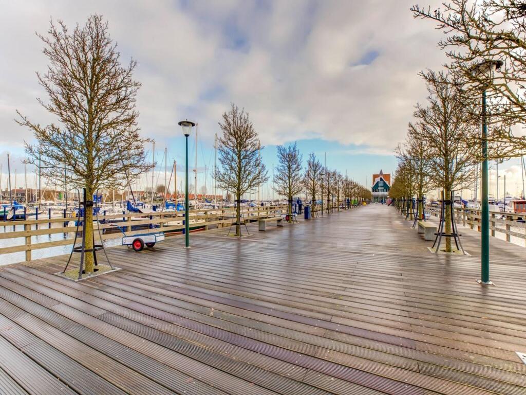 Modern Houseboat In Marina Of Volendam Hotel Exterior foto
