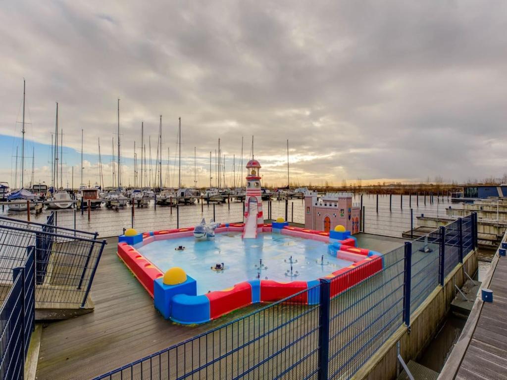 Modern Houseboat In Marina Of Volendam Hotel Exterior foto