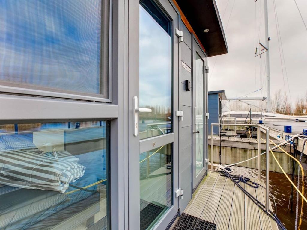 Modern Houseboat In Marina Of Volendam Hotel Exterior foto