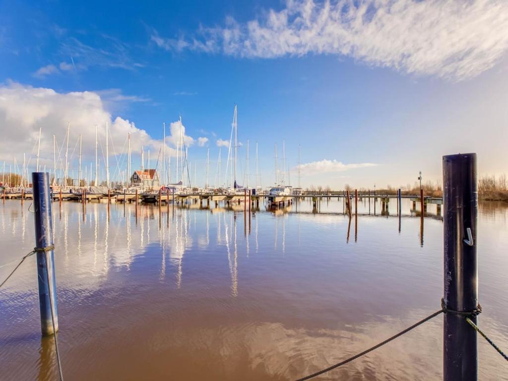 Modern Houseboat In Marina Of Volendam Hotel Exterior foto